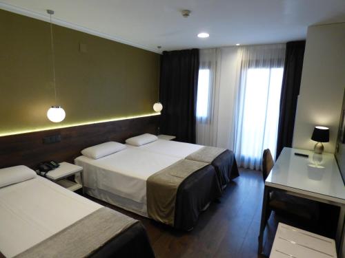 Habitación Triple con vistas del hotel Moderno Barcelona. Foto 12