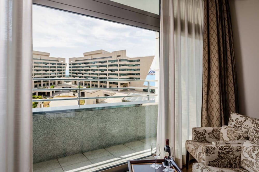 Habitación Premier con balcón del hotel Eurostars Grand Marina. Foto 6