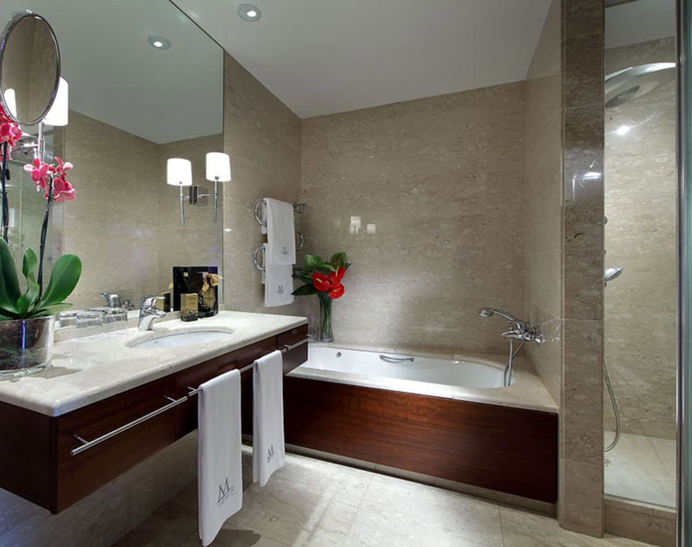 Habitación Premier con balcón del hotel Eurostars Grand Marina. Foto 7