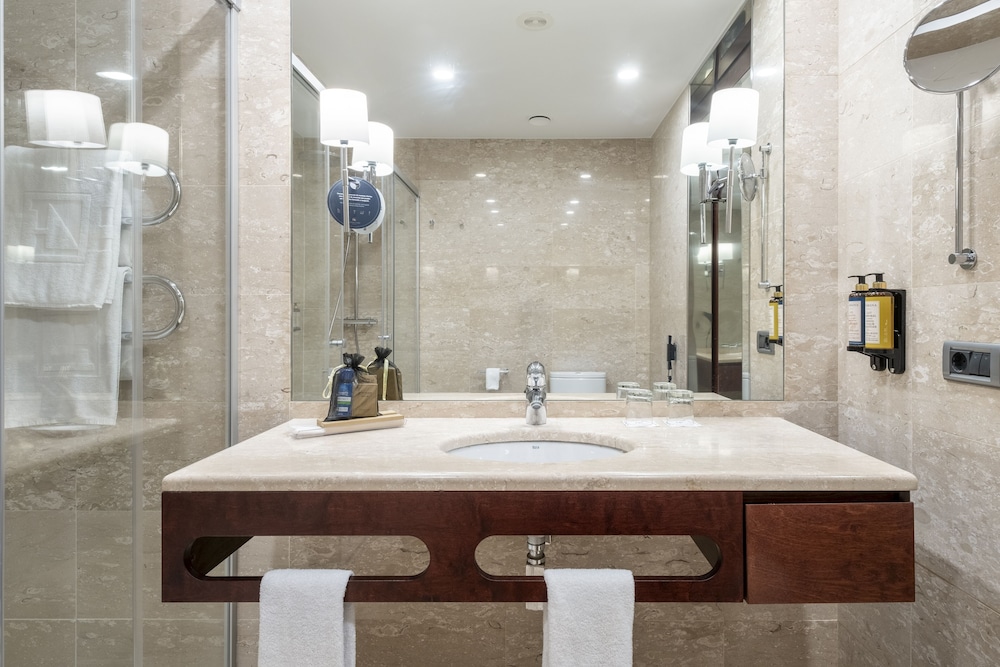 Habitación Deluxe del hotel Eurostars Grand Marina. Foto 4