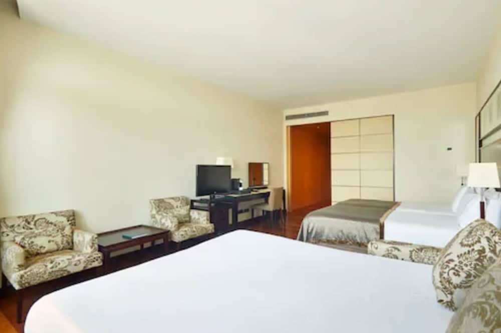 Habitación Premier familiar del hotel Eurostars Grand Marina. Foto 1