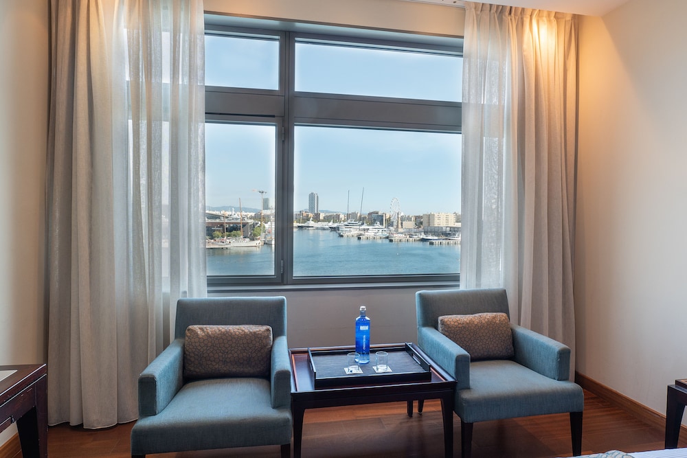 Habitación Superior con vistas al mar del hotel Eurostars Grand Marina. Foto 1