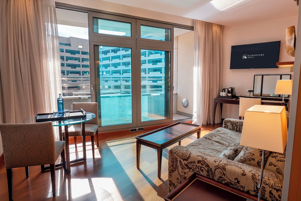 Junior Suite con balcón del hotel Eurostars Grand Marina. Foto 4