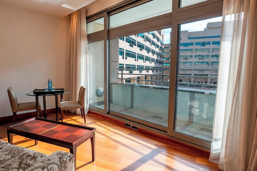 Junior Suite con balcón del hotel Eurostars Grand Marina. Foto 5