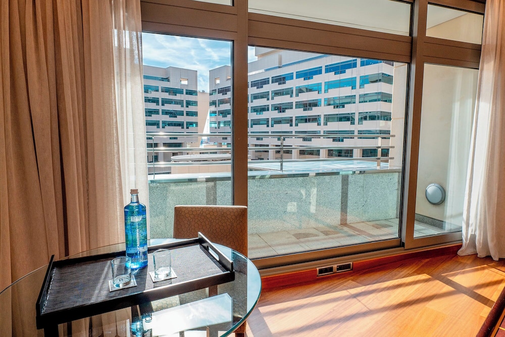 Junior Suite con balcón del hotel Eurostars Grand Marina. Foto 6