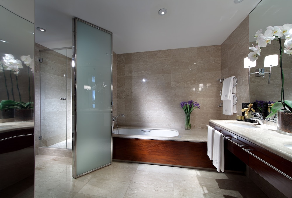 Junior Suite con balcón del hotel Eurostars Grand Marina. Foto 8