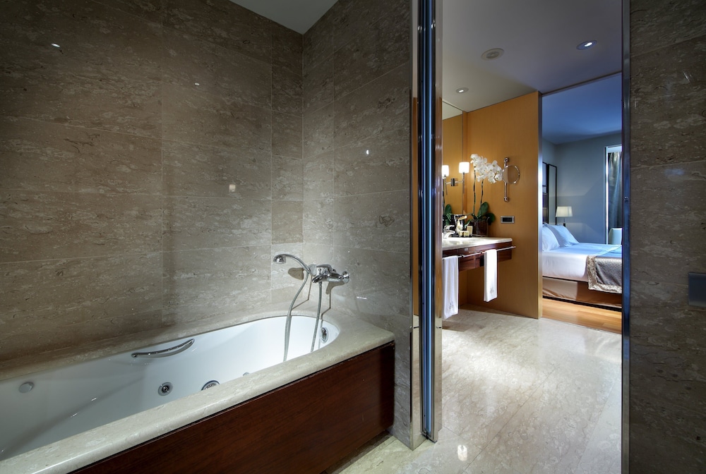 Junior Suite con balcón del hotel Eurostars Grand Marina. Foto 9