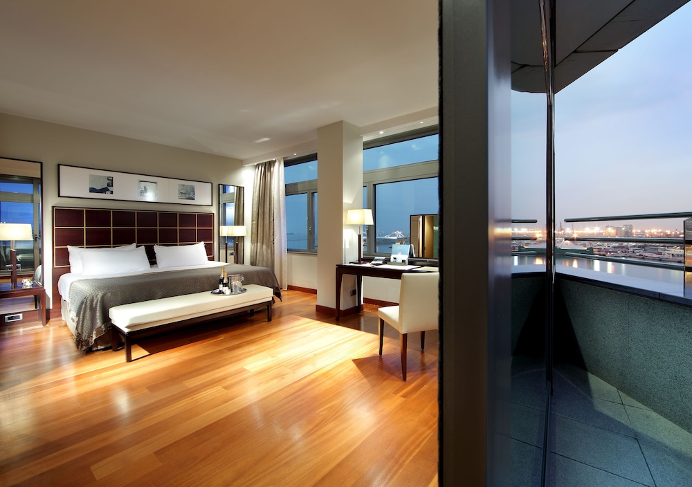 Grand Marina Suite con vistas al mar del hotel Eurostars Grand Marina