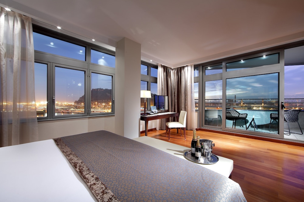 Grand Marina Suite con vistas al mar del hotel Eurostars Grand Marina. Foto 4