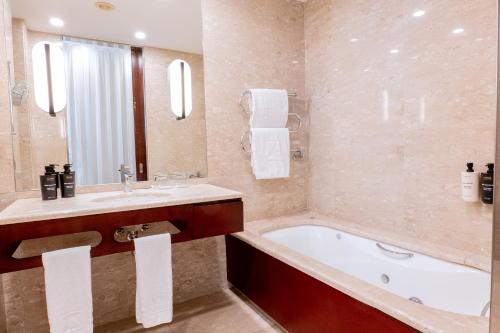 Habitación Doble Deluxe - 1 o 2 camas del hotel Eurostars Grand Marina. Foto 4