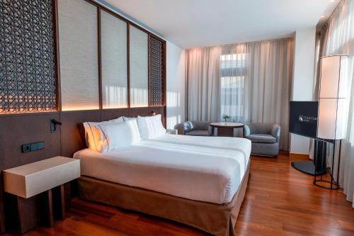 Habitación Doble Deluxe - 1 o 2 camas del hotel Eurostars Grand Marina. Foto 5