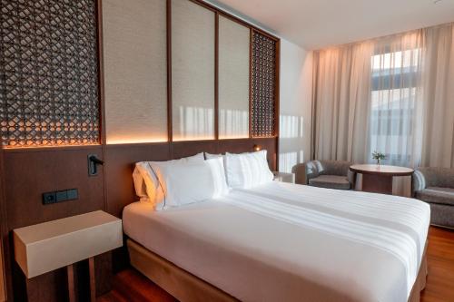 Habitación Doble Deluxe - 1 o 2 camas del hotel Eurostars Grand Marina. Foto 8