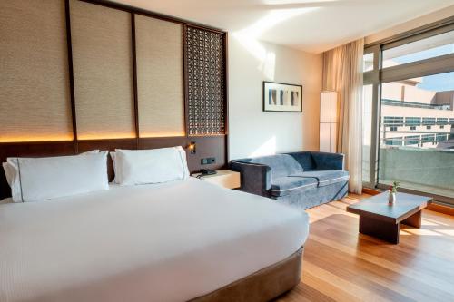 Habitación Premier con balcón del hotel Eurostars Grand Marina. Foto 1