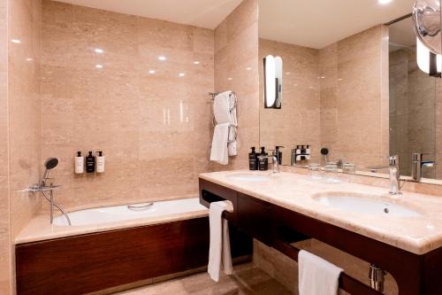 Habitación Premier con balcón del hotel Eurostars Grand Marina. Foto 3