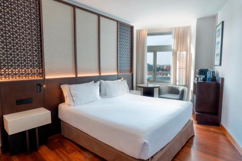 Habitación Doble Superior - 1 o 2 camas del hotel Eurostars Grand Marina. Foto 8