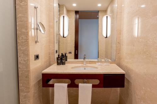 Habitación Doble Superior - 1 o 2 camas del hotel Eurostars Grand Marina. Foto 11