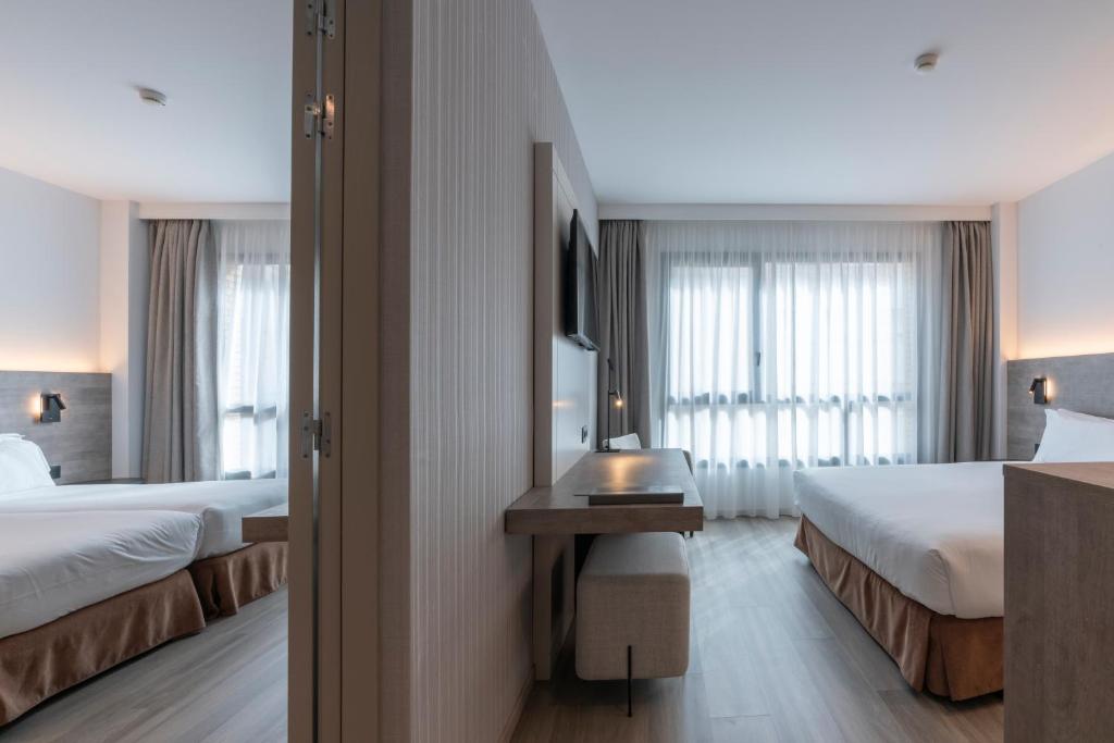 Habitación familiar del hotel Attica 21 Barcelona Mar. Foto 1