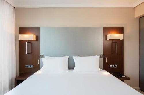 Habitación Doble Clásica con cama supletoria del hotel H10 Itaca. Foto 1