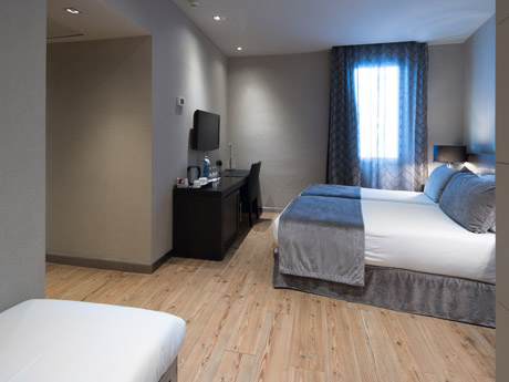 Habitación triple del hotel Catalonia Portal De L'angel. Foto 2