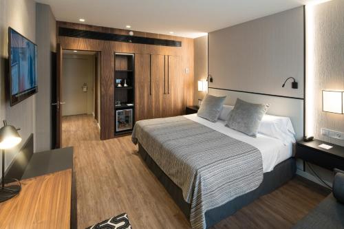Habitación Premium con vistas a la ciudad del hotel Catalonia Barcelona Plaza. Foto 1