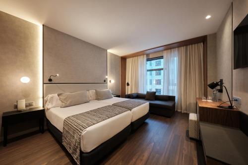 Habitación Triple del hotel Catalonia Barcelona Plaza. Foto 1