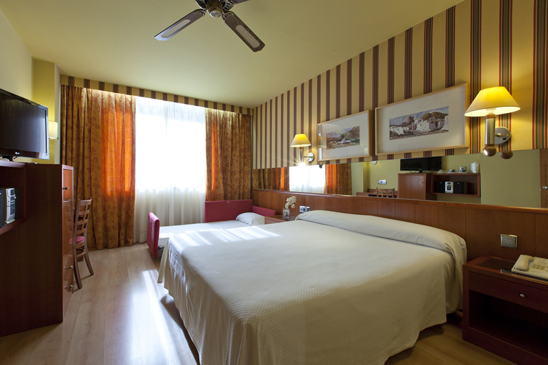 Habitación Triple con Sillón Cama del hotel Ilunion Les Corts Spa