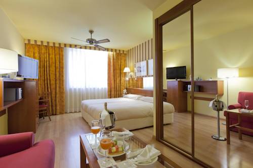 Habitación familiar del hotel Ilunion Les Corts Spa. Foto 3