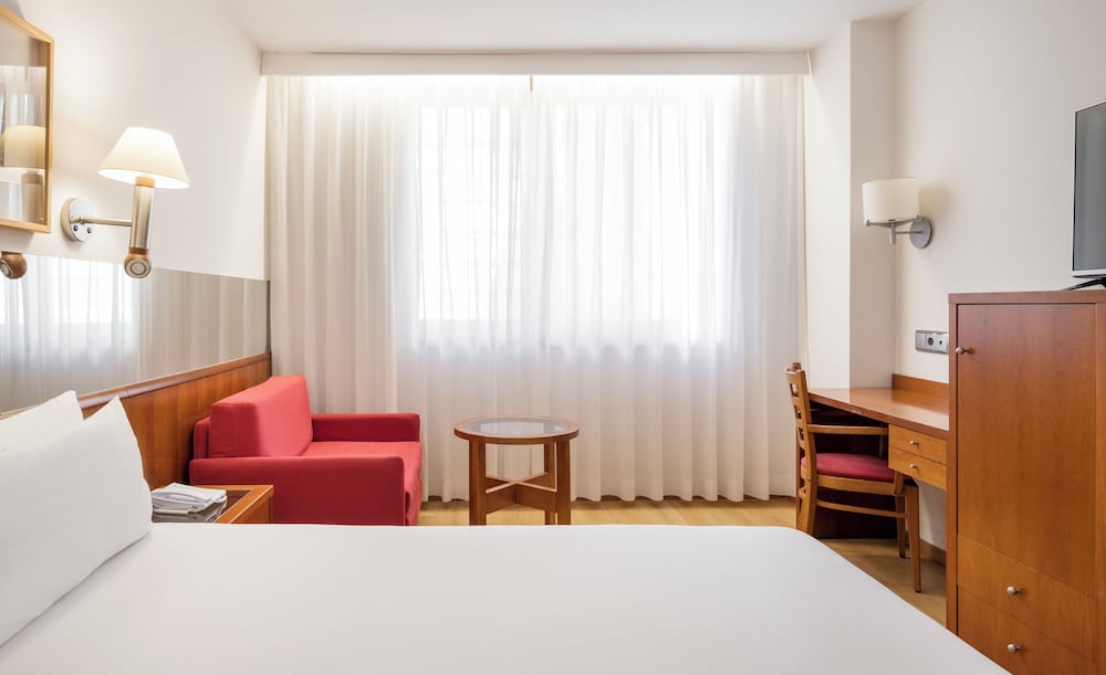 Habitación triple del hotel Ilunion Les Corts Spa