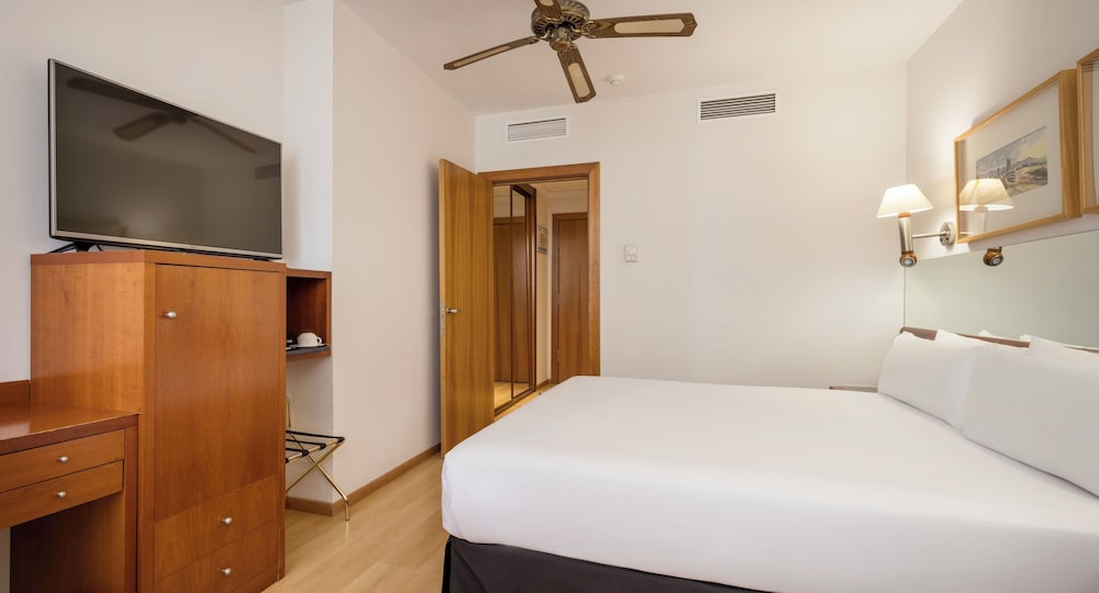 Habitación triple del hotel Ilunion Les Corts Spa. Foto 2