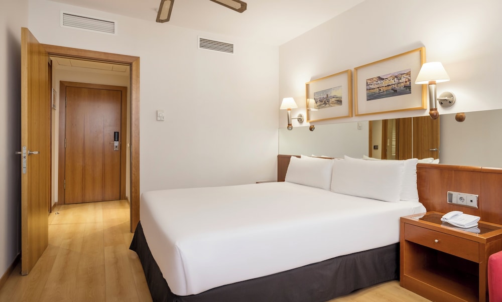 Habitación triple del hotel Ilunion Les Corts Spa. Foto 3