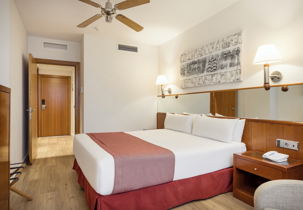 Habitación familiar del hotel Ilunion Les Corts Spa. Foto 1