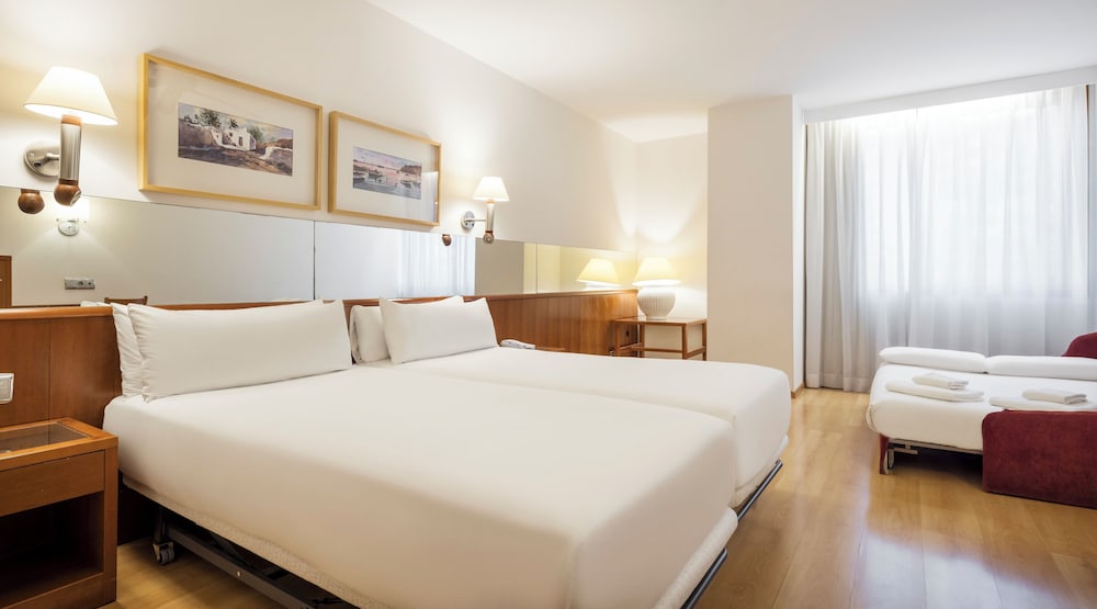 Habitación familiar Accesible Sofá Cama incluido 2 Camas individuales del hotel Ilunion Les Corts Spa