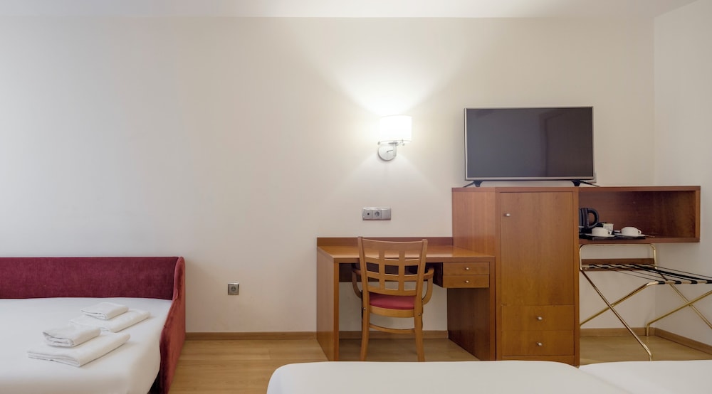 Habitación familiar Accesible Sofá Cama incluido 2 Camas individuales del hotel Ilunion Les Corts Spa. Foto 1