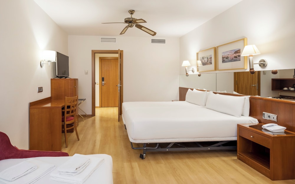 Habitación familiar Accesible Sofá Cama incluido 2 Camas individuales del hotel Ilunion Les Corts Spa. Foto 2