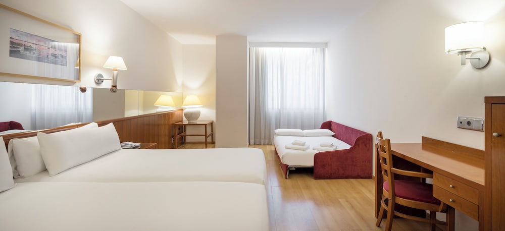 Habitación familiar Accesible Sofá Cama incluido 2 Camas individuales del hotel Ilunion Les Corts Spa. Foto 3