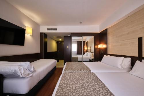 Habitación Triple del hotel Catalonia Sagrada Familia. Foto 2