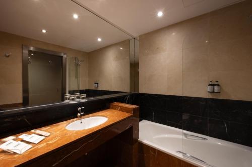 Habitación Premium Familiar del hotel Catalonia Diagonal Centro. Foto 4