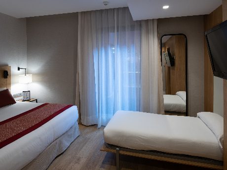 Habitación triple del hotel Catalonia Eixample 1864. Foto 2