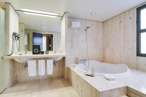 Suite con vistas a la ciudad del hotel Barcelona Universal