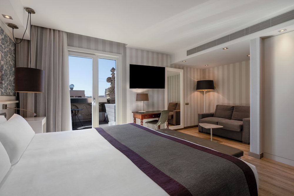 Habitación Deluxe (Pool) del hotel Catalonia Plaza Cataluña. Foto 1