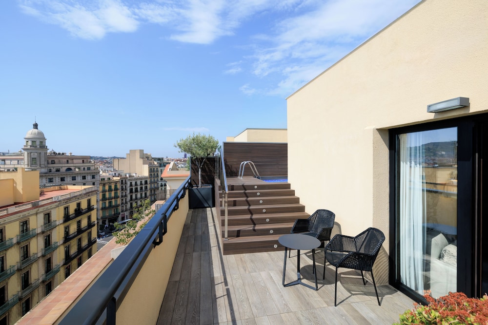 Suite junior, piscina privada del hotel Catalonia Plaza Cataluña