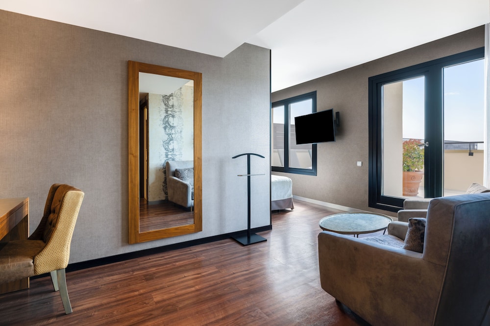 Suite junior, piscina privada del hotel Catalonia Plaza Cataluña. Foto 1