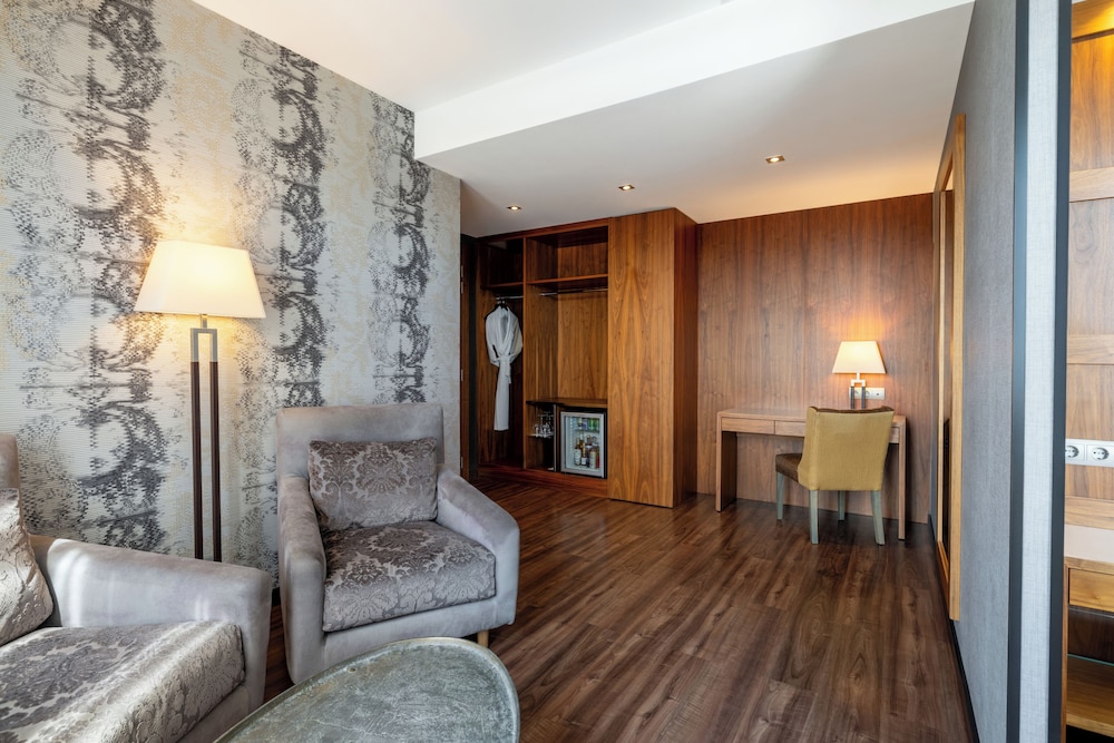 Suite junior, piscina privada del hotel Catalonia Plaza Cataluña. Foto 4