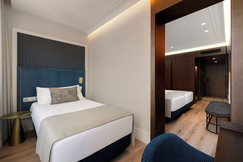Habitación Triple Premium del hotel Catalonia Plaza Cataluña. Foto 2