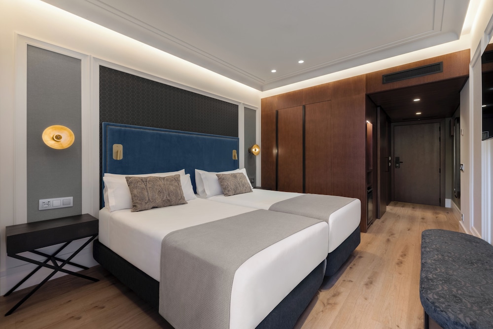 Habitación triple Premium 3 camas individuales del hotel Catalonia Plaza Cataluña. Foto 1