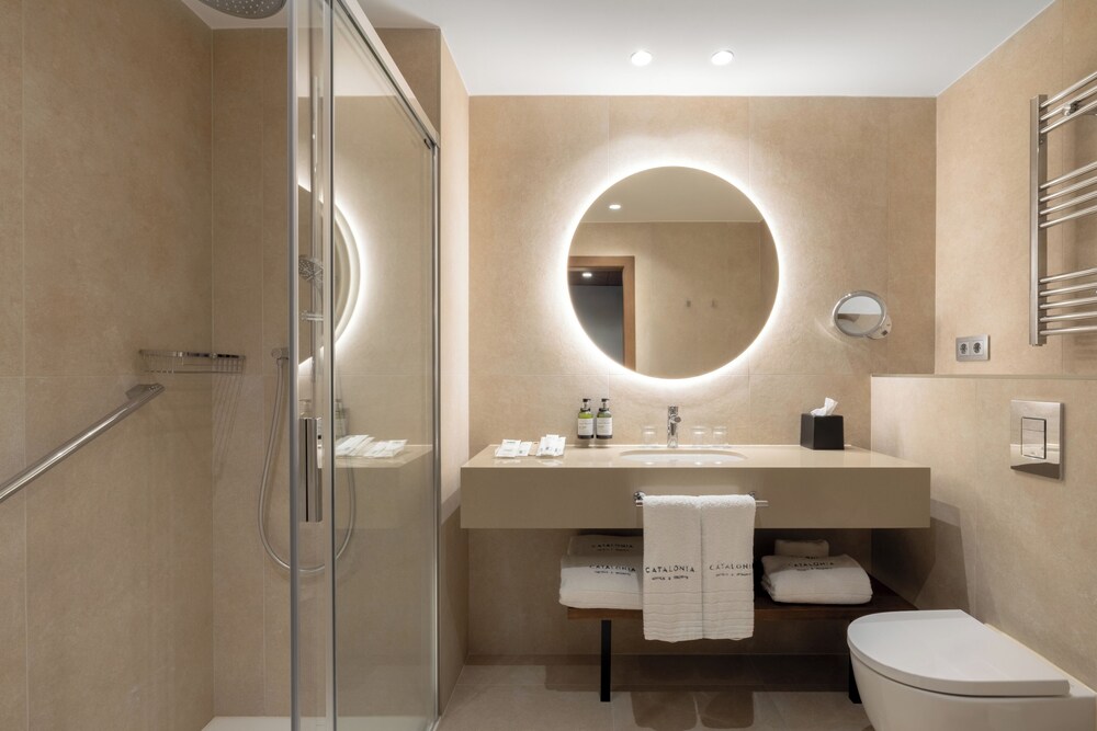 Habitación triple Premium 3 camas individuales del hotel Catalonia Plaza Cataluña. Foto 3