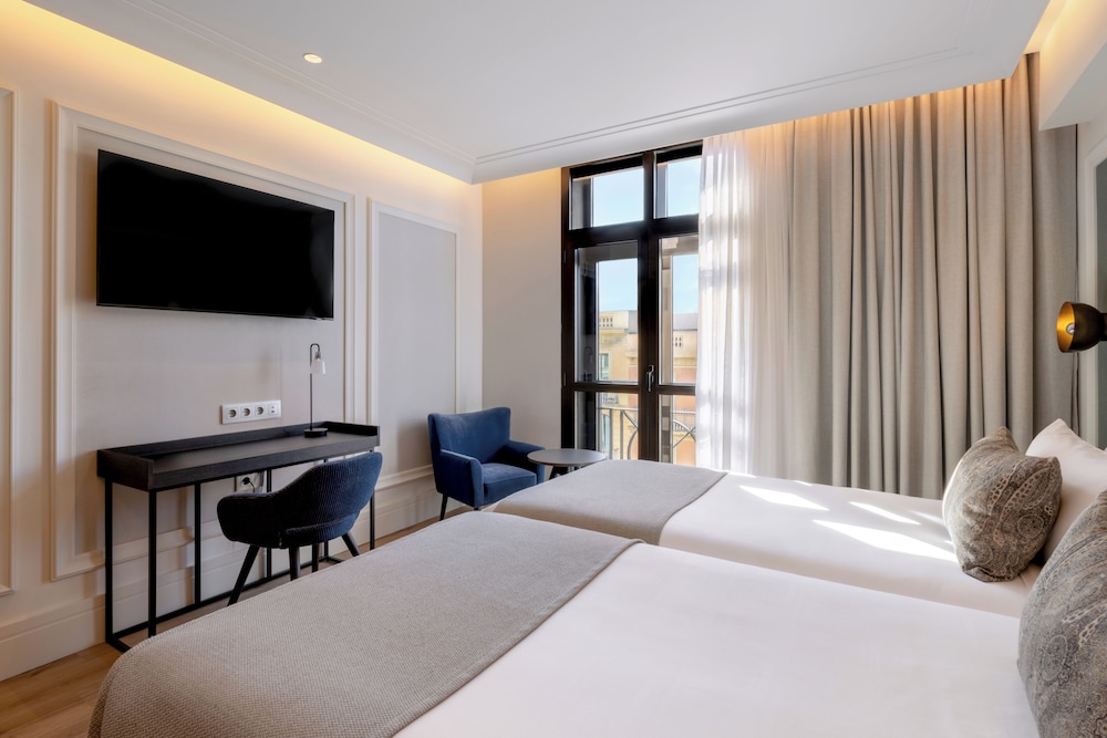 Habitación Premium doble, vistas a la ciudad del hotel Catalonia Plaza Cataluña. Foto 3