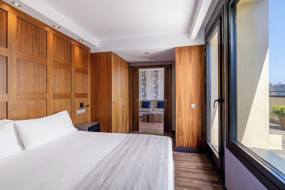 Suite, piscina privada del hotel Catalonia Plaza Cataluña. Foto 1