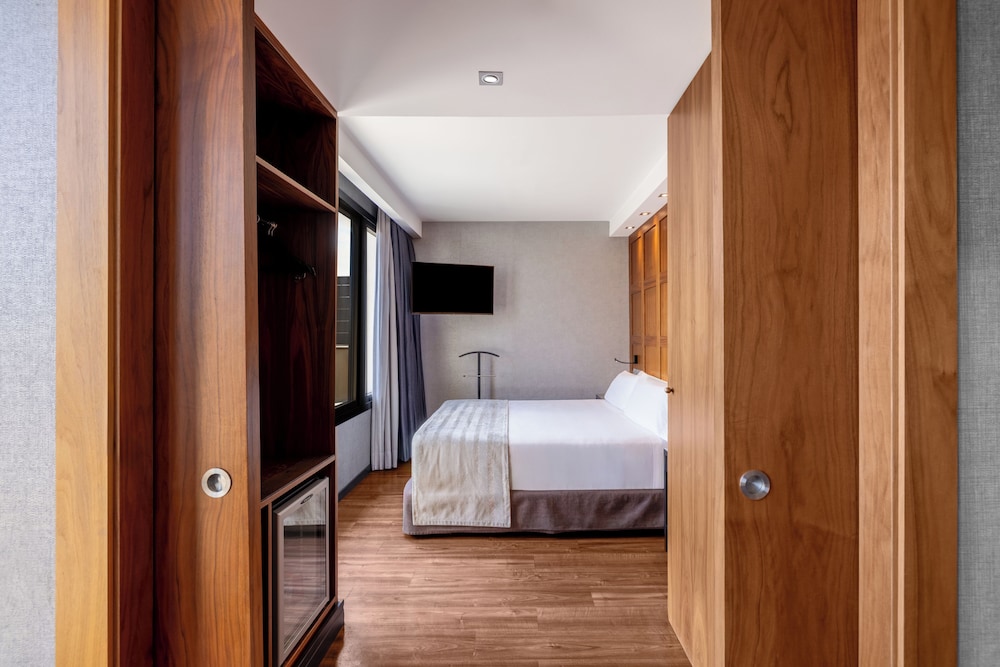 Suite, piscina privada del hotel Catalonia Plaza Cataluña. Foto 2