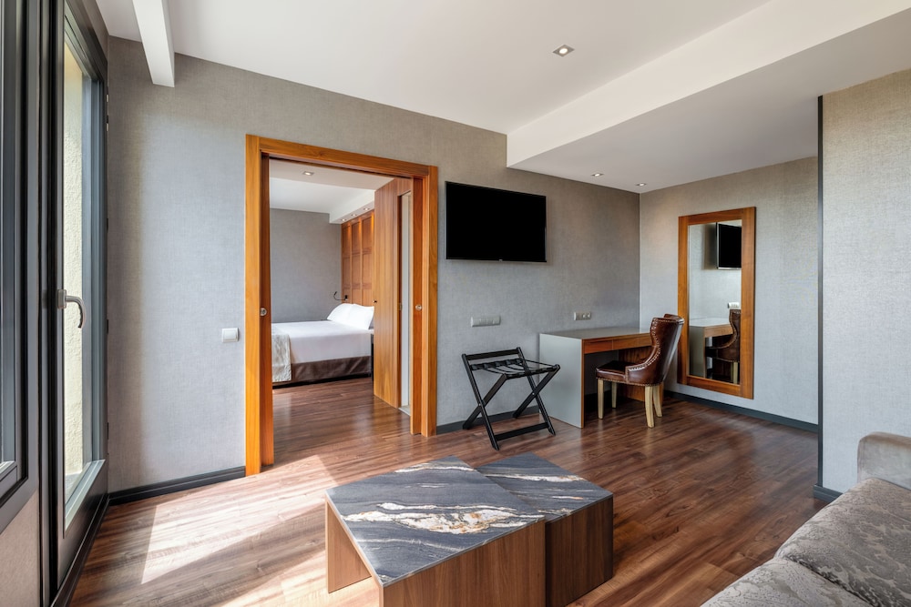 Suite, piscina privada del hotel Catalonia Plaza Cataluña. Foto 3